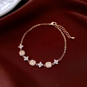 Bracelet à fleurs plaqué or 18 carats avec zircons sur un fond en velours rouge