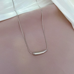 Detailsicht der silbernen Schlangenkette aus Titanstahl mit einem gebogenen Anhänger