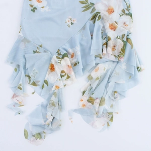 Robe courte fleurie bleu clair avec ourlet à volants et motifs de fleurs blanches