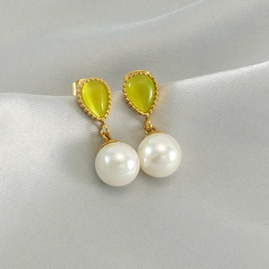 Boucles d'oreilles françaises en acier avec pierre oeil-de-chat verte et perles tombantes