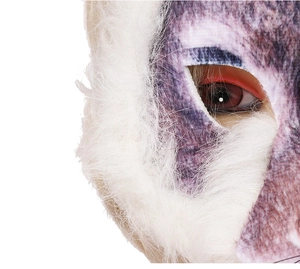 Gros plan détaillé de la texture en fausse fourrure et des yeux du masque animalier