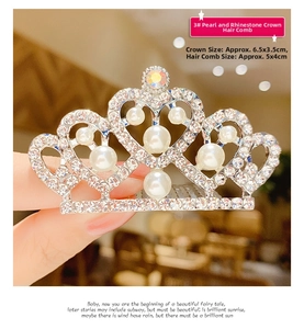 Dettaglio del pettine per capelli a corona argentata con perle bianche e strass brillanti