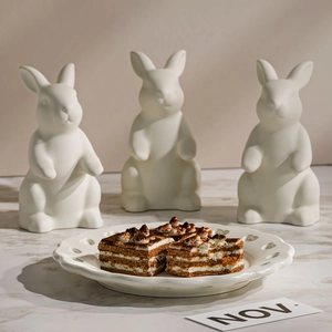 Lot de trois figurines de lapin en céramique blanc mat avec plateaux décoratifs