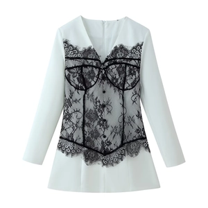 Robe blanche élégante à col en V avec dentelle noire et boutons, coupe cintrée chic
