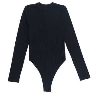 Dettaglio flat lay di un body nero a maniche lunghe con texture in tessuto a costine