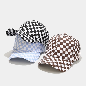 Tre cappellini da baseball a scacchi nero, blu e marrone in tessuto twill di cotone