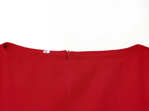 Détail d'un haut rouge avec fermeture à glissière invisible et texture de tissu fin