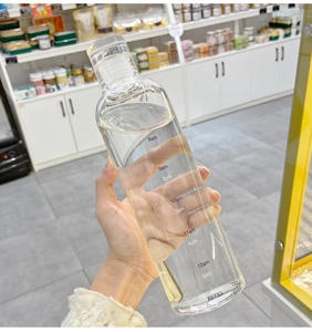 Dettaglio degli indicatori temporali su una bottiglia d'acqua in vetro trasparente