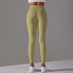 Vue arrière du legging de yoga vert avocat à taille haute avec design sans couture peach lift