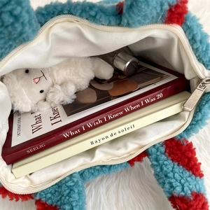 Détail du sac en peluche montrant une grande capacité pour livres et cosmétiques