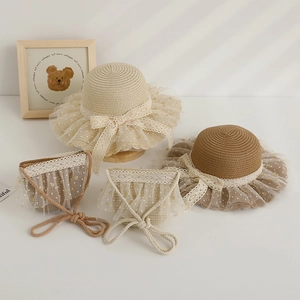 Détail d'ensembles chapeaux et sacs en paille avec dentelle et tulle à pois pour filles