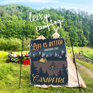Bannière de camping rétro avec motifs de montagne et tente, munie d'œillets métalliques