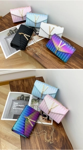 Détail de la texture tissée en V avec gland doré et bandoulière en chaîne dorée
