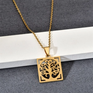 Détail d'un pendentif carré Arbre de Vie doré sur une chaîne de collier en métal