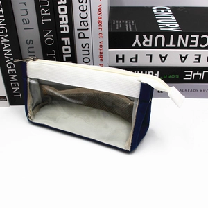 Minimalistisches dunkelblaues Segeltuch-Mäppchen mit Sichtfenster und viel Stauraum