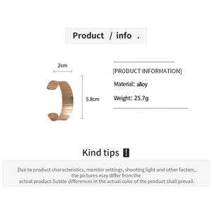 Détail d'un bracelet manchette texturé en alliage or rose de 5,8 cm avec poids de 25,7g