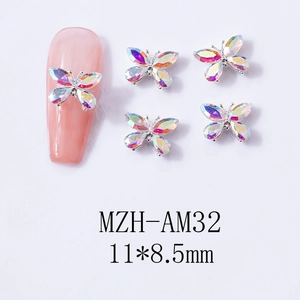 Détail de charmes à ongles papillon 3D avec strass aurora sur une base rose