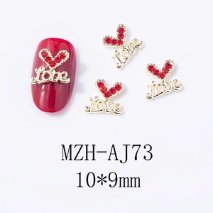 Détail de breloque nail art Love en alliage avec strass rouges pour manucure de fête
