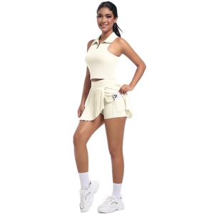 Détail du haut polo sans manches crème et jupe plissée de tennis avec poche latérale