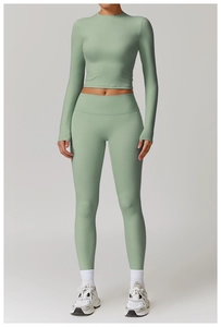 Détails de l'ensemble de yoga vert sauge avec haut à manches longues et legging moulant