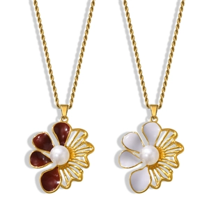 Collana vintage a catena intrecciata con ciondolo a fiore in smalto e perla