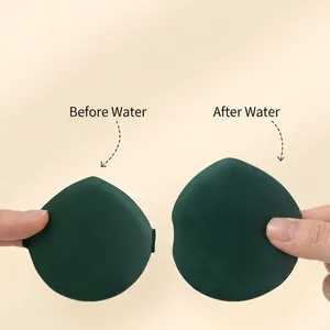 Éponge maquillage montrant l'expansion avant et après l'absorption d'eau