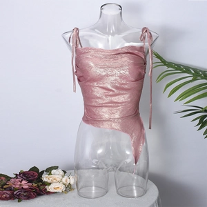 Détail du caraco rose doré métallisé avec texture scintillante et ourlet irrégulier