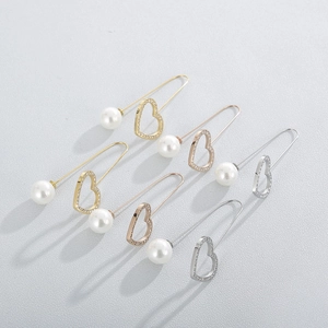 Set of six clover-shaped titanium steel brooches with pearls and rhinestones in mixed metal tones