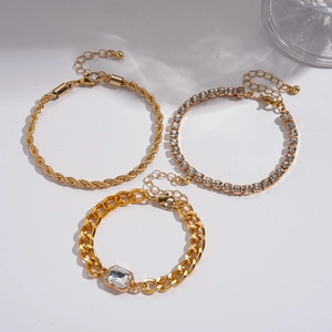 Dreiteiliges Set vergoldeter Armbänder mit rechteckigem Kristall und Zirkonia-Besatz