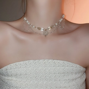 Vue détaillée du collier double rang avec perles, cristaux et pendentif cœur