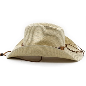 Dettaglio di un cappello da cowboy in paglia beige con cordino in pelle e perla su fondo bianco
