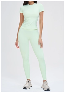 Détail d'un ensemble de yoga sans couture vert menthe avec legging compressif et t-shirt