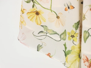 Detailansicht des leichten Blumenstoffs mit Schmetterlingsdruck für Sommerkleider