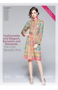 Dettaglio di un abito rosa con motivo paisley, colletto alla coreana e cintura