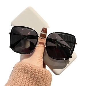 Lunettes de soleil carrées beiges élégantes avec verres bruns et branches dorées