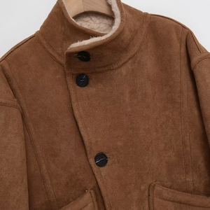 Veste en similicuir marron avec doublure polaire et boutons noirs sur cintre