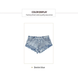 Detail der auffälligen Fransen am Saum und der verwaschenen Denim dieser blauen Hotpants