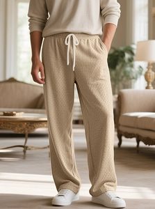 Detailaufnahme der beigen Strickhose mit feiner Struktur und bequemem Kordelzug am Bund