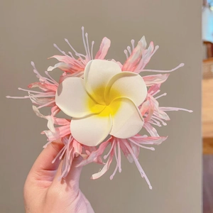 Exotische Plumeria-Haarklammer mit elfenbeinfarbenen Blüten und rosa Federakzenten