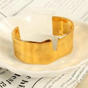 Chic 18k gold stainless steel open bangle with unique irregular wavy design on shell plate
