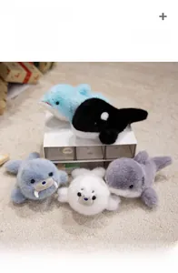 Détails de peluches douces animaux marins, requin, baleine et dauphin dans une boîte