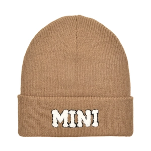 Dettaglio del ricamo bianco MINI su un berretto invernale in maglia a coste marrone