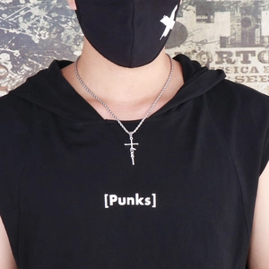 Silberne Kreuzkette mit Love-Gravur präsentiert an einem Model im Streetwear-Stil