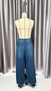 Détail d'un jean large à taille haute avec poches arrière et ourlet effiloché brut