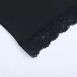 Gros plan sur la bordure en dentelle noire et la texture du tissu sur l'ourlet