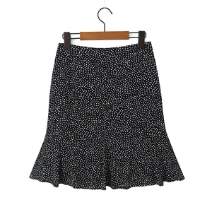 Französischer Retro-Midirock in Schwarz mit weißen Punkten und elegantem Fischschwanz