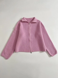 Dettaglio maglione rosa a maglia grossa con trama spessa e doppia zip metallica