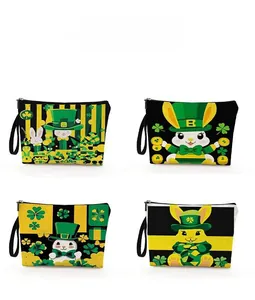 Dettaglio di quattro pochette trucco per San Patrizio con motivi di conigli e trifogli