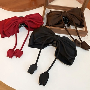 Pinces à cheveux élégantes avec nœuds en satin et pendentifs tulipes en rouge et noir