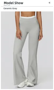 Détail du pantalon de yoga évasé gris poterie à taille haute avec ceinture blanche contrastée